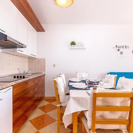 Apartment Mit Balkon Und Meerblick