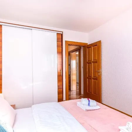 Apartment Mit Balkon Und Meerblick